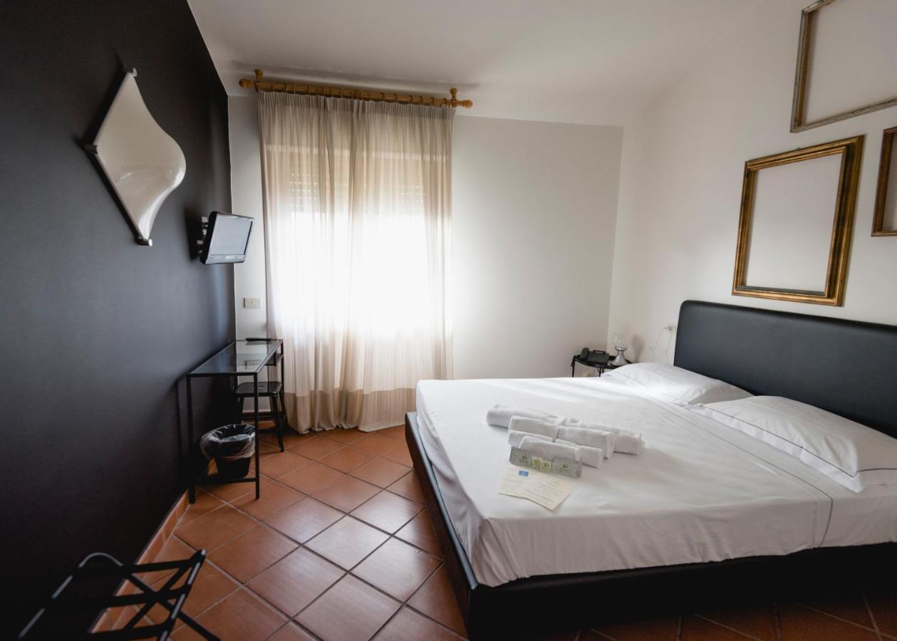 Mami Sabaudia Hotel Екстериор снимка