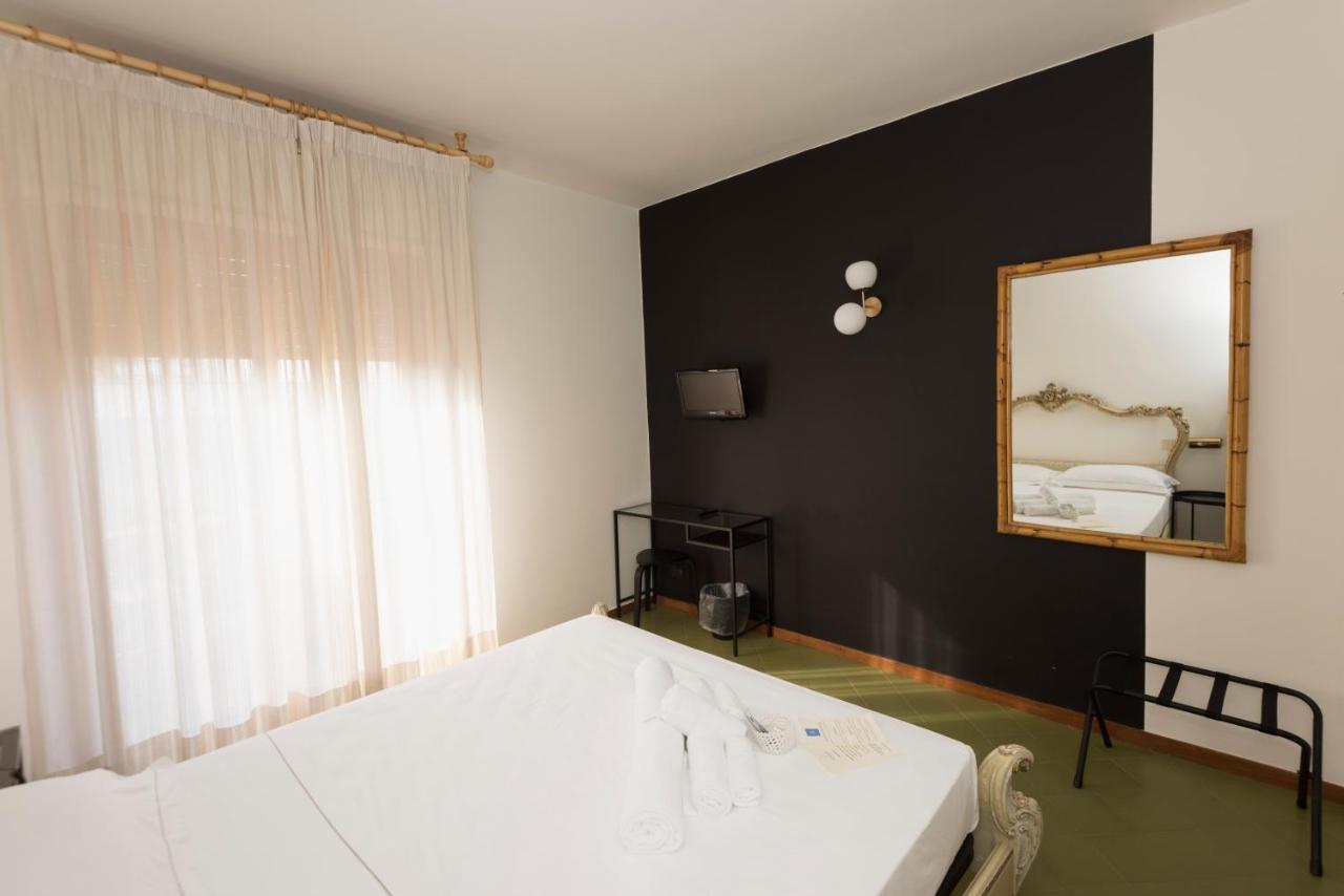 Mami Sabaudia Hotel Екстериор снимка